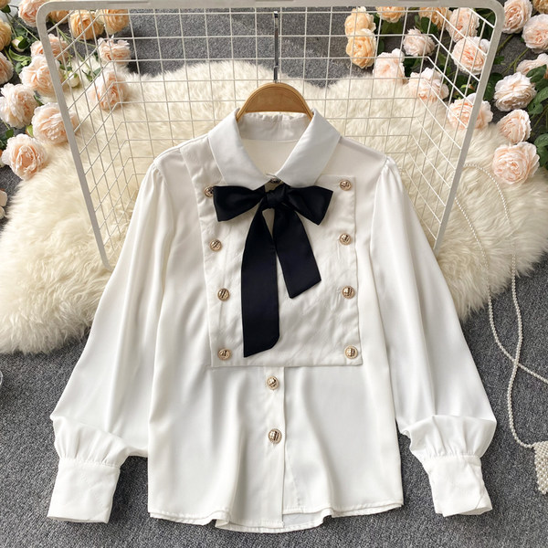 เสื้อสีขาวสวยงาม